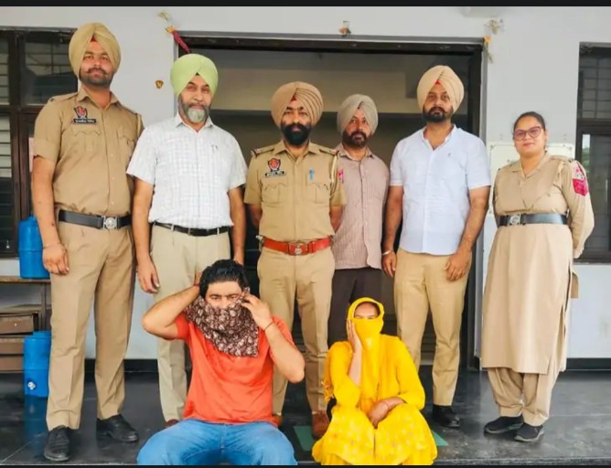 रात में लिफ्ट लेकर लूटपाट करने वाली महिला को आरोपी पति समेत गिरफ्तार कर लिया गया
